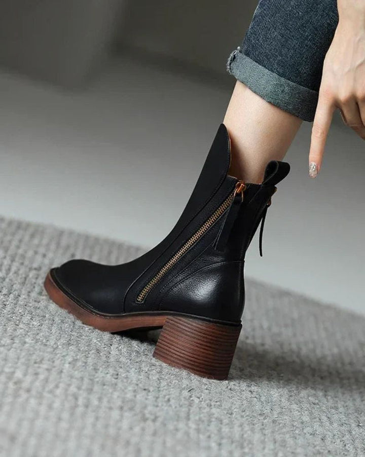 Valorine™ | Black leather boot with a comfortable heel