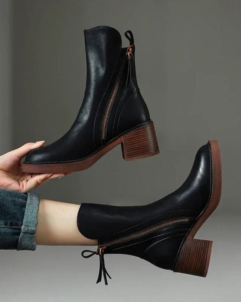 Valorine™ | Black leather boot with a comfortable heel