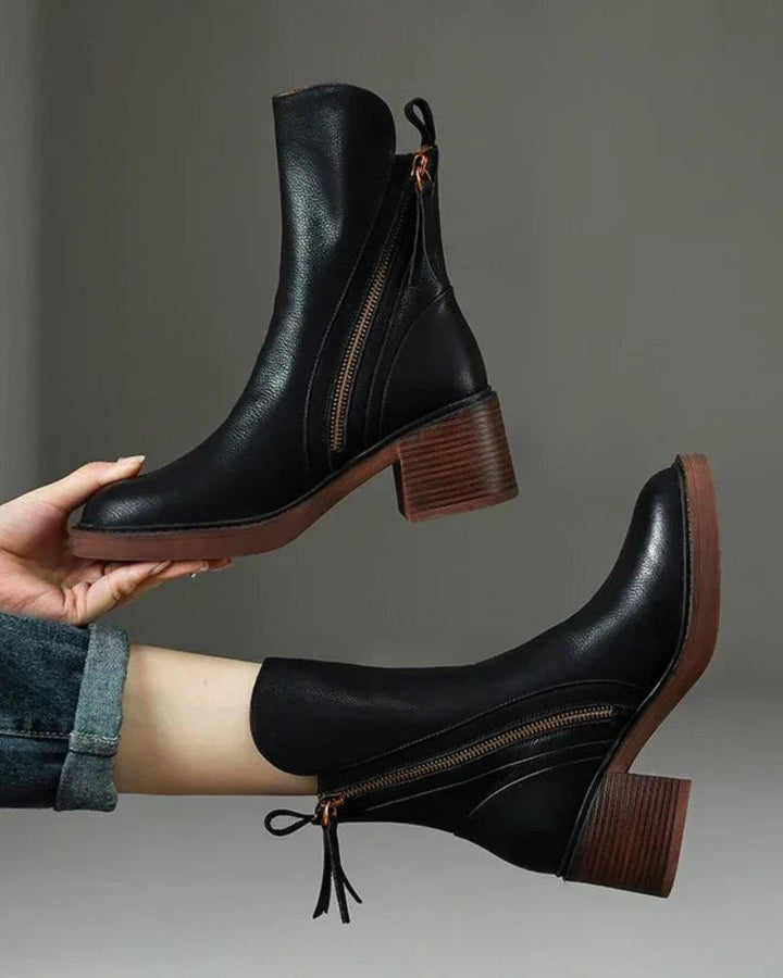 Valorine™ | Black leather boot with a comfortable heel
