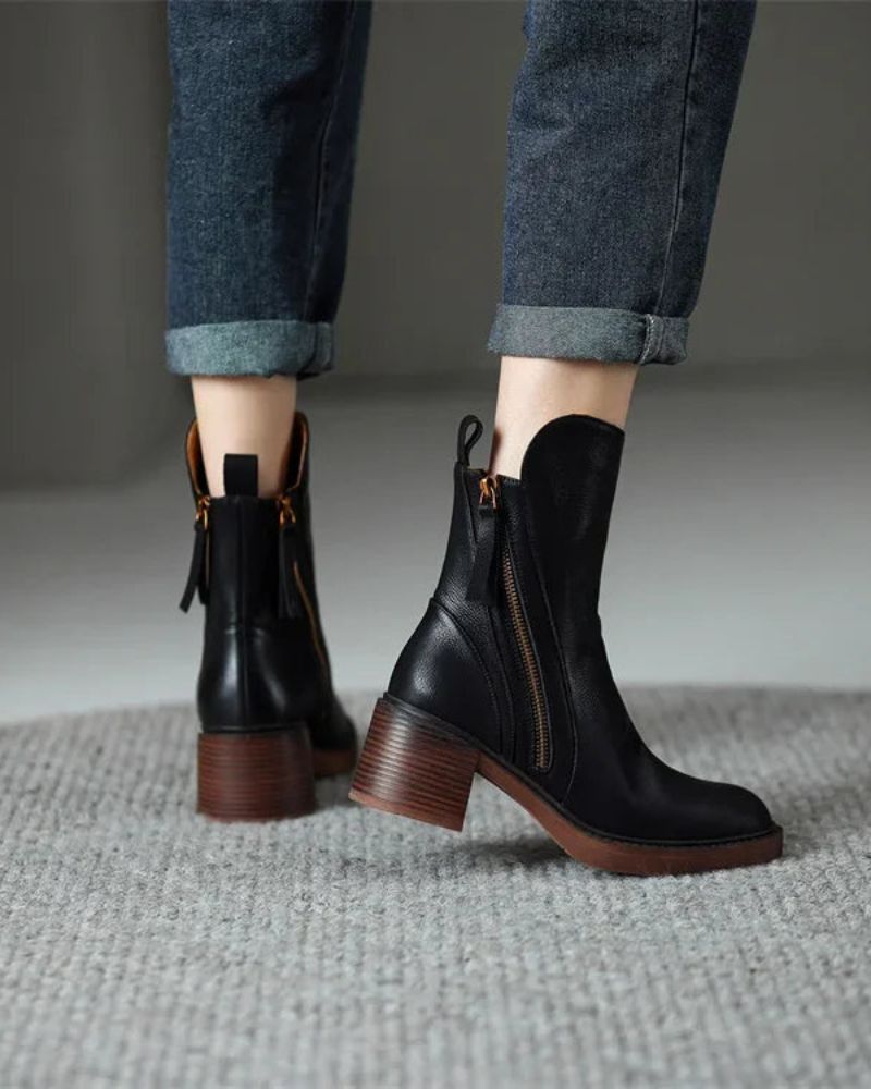 Valorine™ | Black leather boot with a comfortable heel