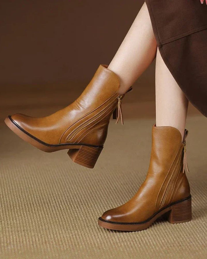 Valorine™ | Black leather boot with a comfortable heel