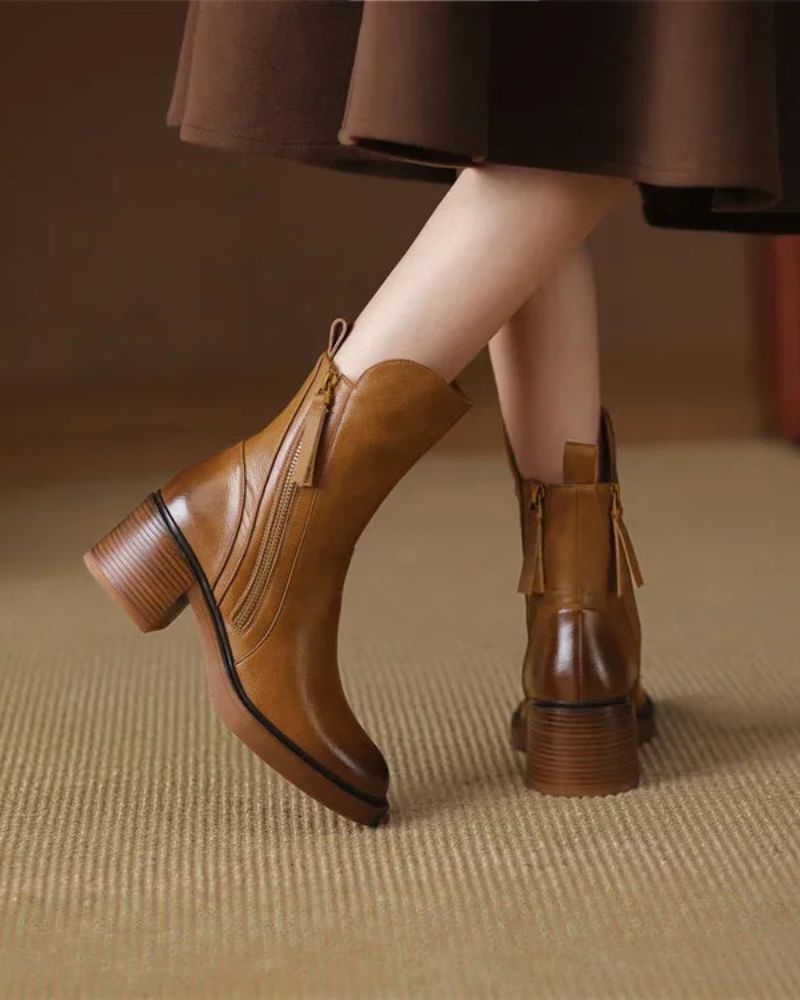 Valorine™ | Black leather boot with a comfortable heel