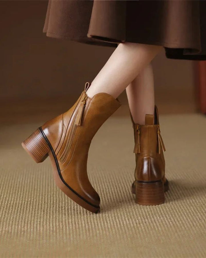 Valorine™ | Black leather boot with a comfortable heel