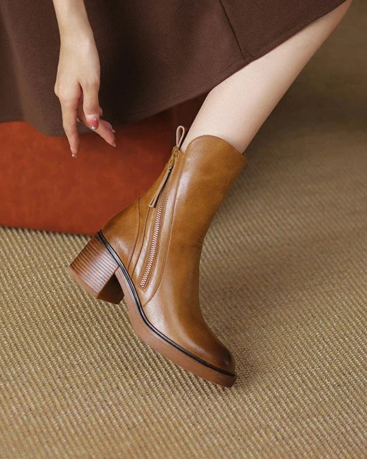 Valorine™ | Black leather boot with a comfortable heel